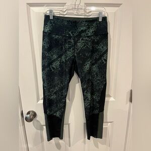 Avia Green and Black Leopard Athletic Capri Leggings Size Medium